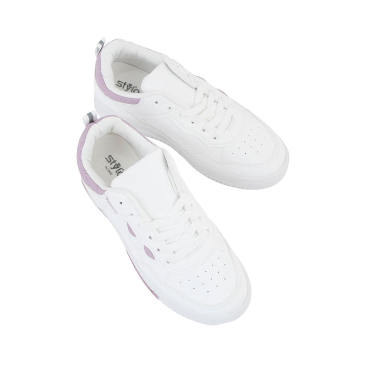 White Sneaker AT7389